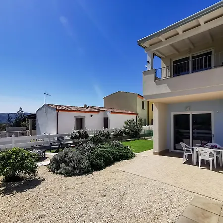Holiday home Coralie Con Piscina E Giardino